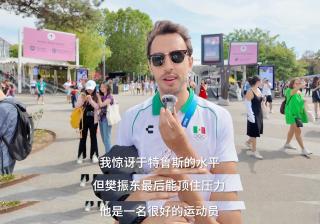 运动员们在赛场上拼尽全力，争取最后胜利